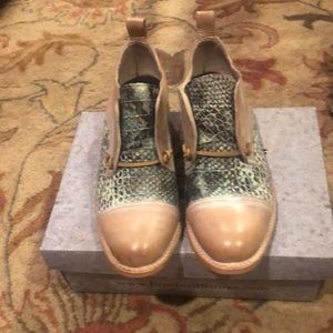 New Freebird Mabel size 9 turquoise multi Oxford